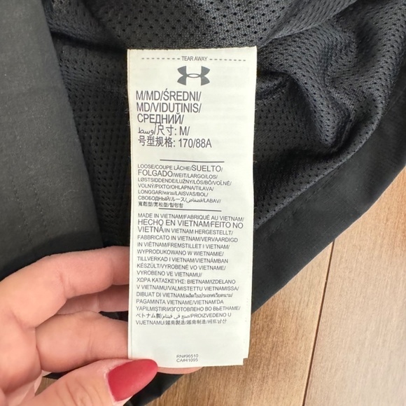 ❄️ Under Armour Men's Black/White Essential Woven Jacket - Picture 9 of 10